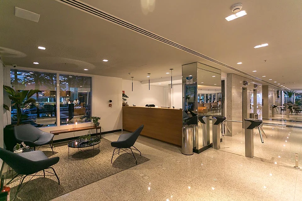 Recepção de ambiente corporativo com área de espera